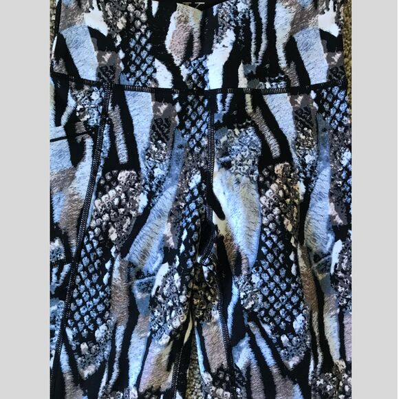 Women Calvin Klein Bike Shorts X-SM High Rise Mild Compression Activewear 9" NWT - Picture 2 of 5